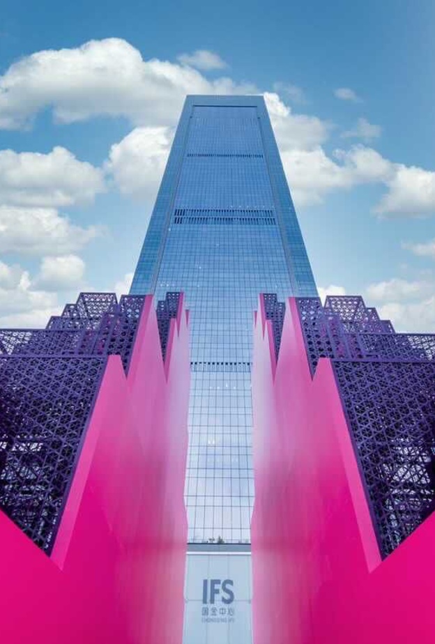 الفنان السعودي راشد الشعشعي يقدم عمله الفني الجديد "بوابة الشرق" في الصين