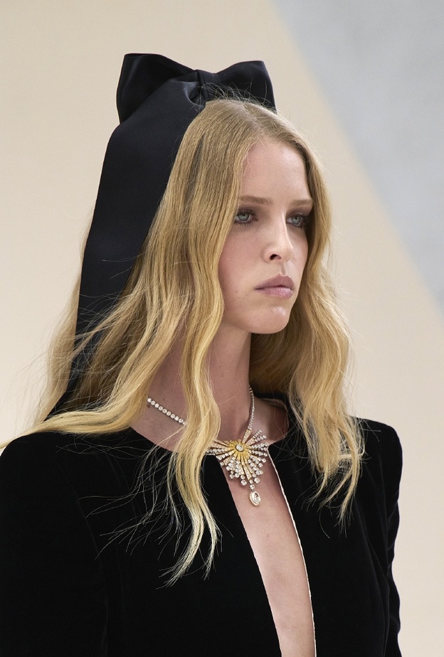 أحدث صيحات اكسسوارات القماش بشكل ربطة القوس من عروض شانيل