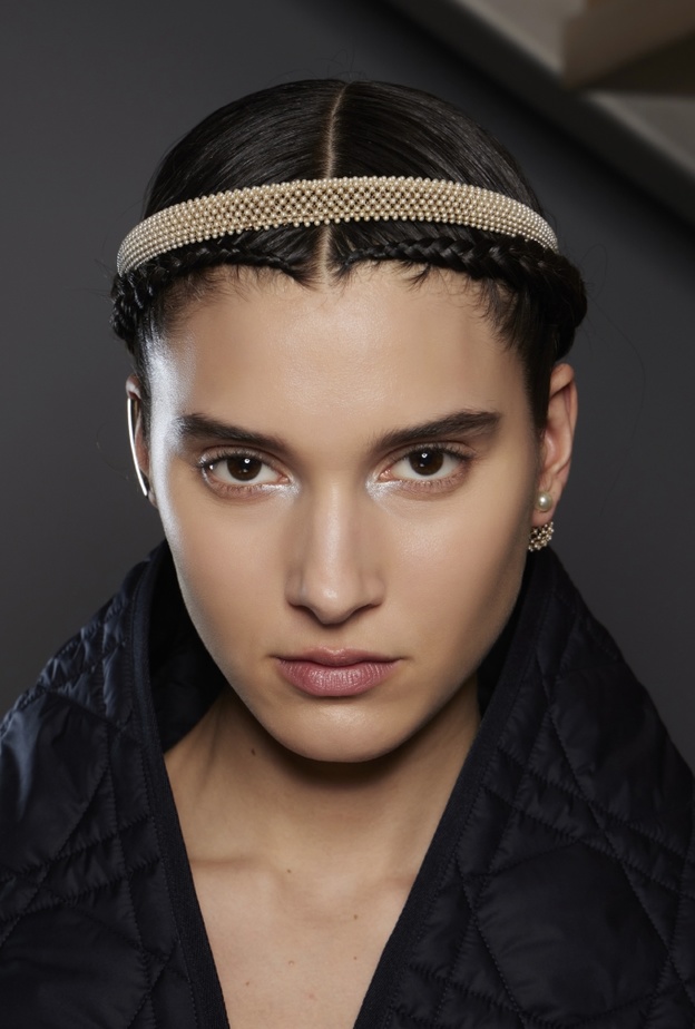 أساليب تطبيق ظلال عيون جليتر عند الزاوية الداخلية للعين من عروض ديور