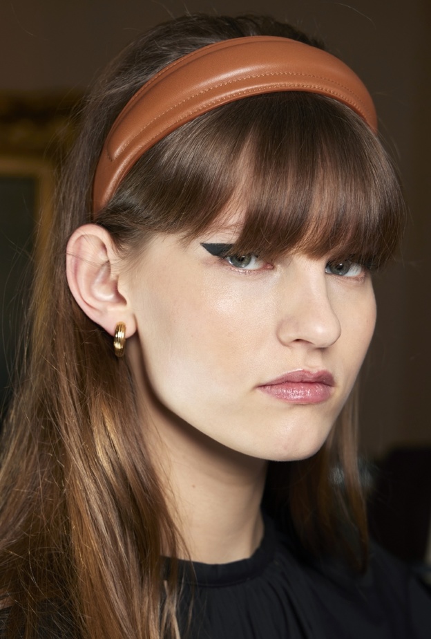 اكسسورات الشعر التي تمنحك تسريحات شعر راقية بسهولة من عرض Eudon Choi