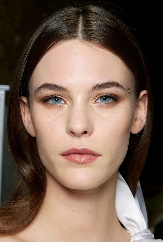 الغذاء الصحي وشرب الماء لتفتيح البشرة بشكل صحي وامن