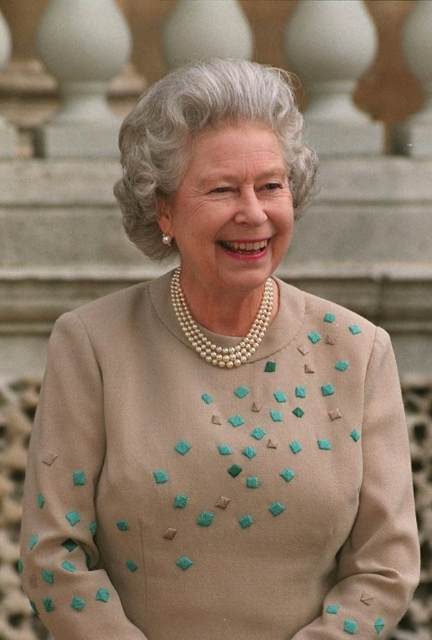 تسريحات الملكة اليزابيت لم تتغيّر على مدى ٥٠ عاماً.. كلاسيكية غيّرت قواعد الجمال الملكي