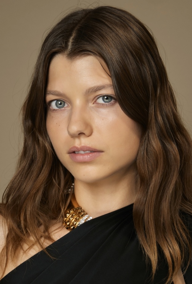 تسريحات شعر منسدل بشكل ويفي طبيعي لحماية الشعر - الصورة من عروض Vauthier