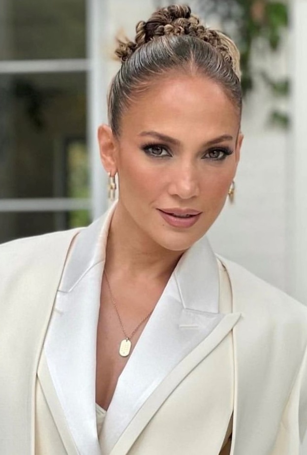 تسريحات شعر ومكياج جينيفر لوبيز  - الصورة من حسابها على انستغرام