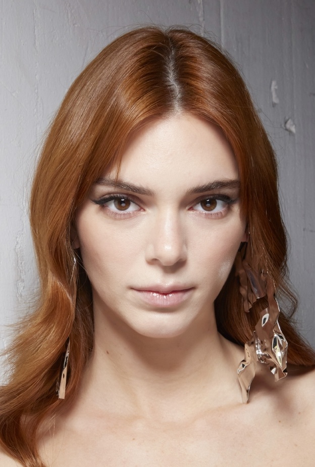 صبغات شعر كيندل جينير باللون النحاسي -  الصورة من  عروض Courreges