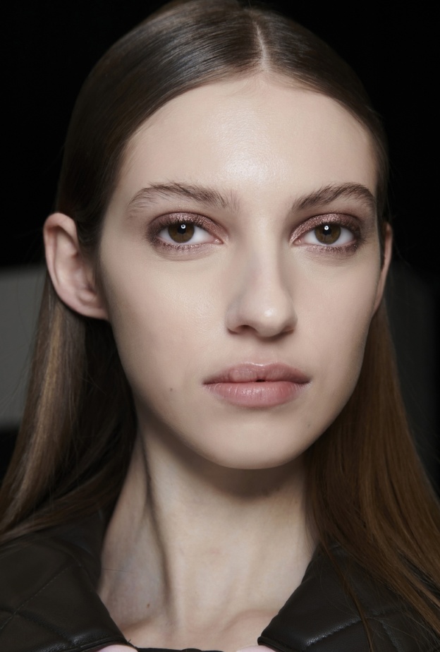 طرق طبيعية لتنظيف البشرة وعلاج حب الشباب