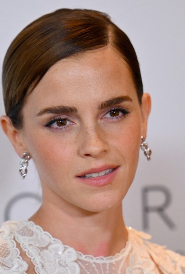طريقة تطبيق البلاشر لمكياج للصبايا مناسب للجامعة بأسلوب Emma Watson