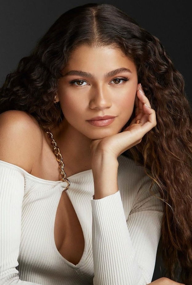 ماء الورد عنصر اساسي لتنظيف بشرة النجمة العالمية زيندايا