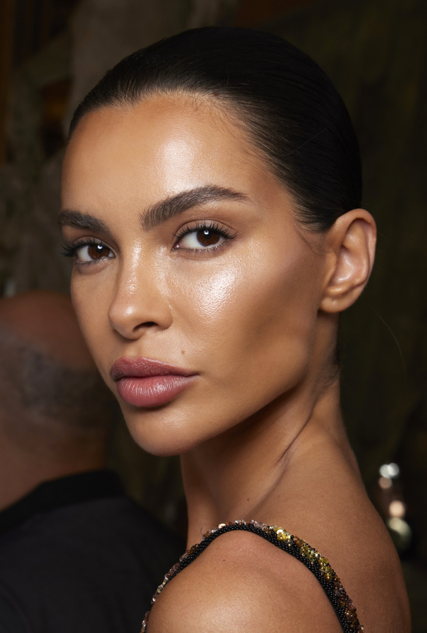 الفرق بين الليزر الكربوني والتقشير الكيميائي لبشرة نضرة ومتوهجة