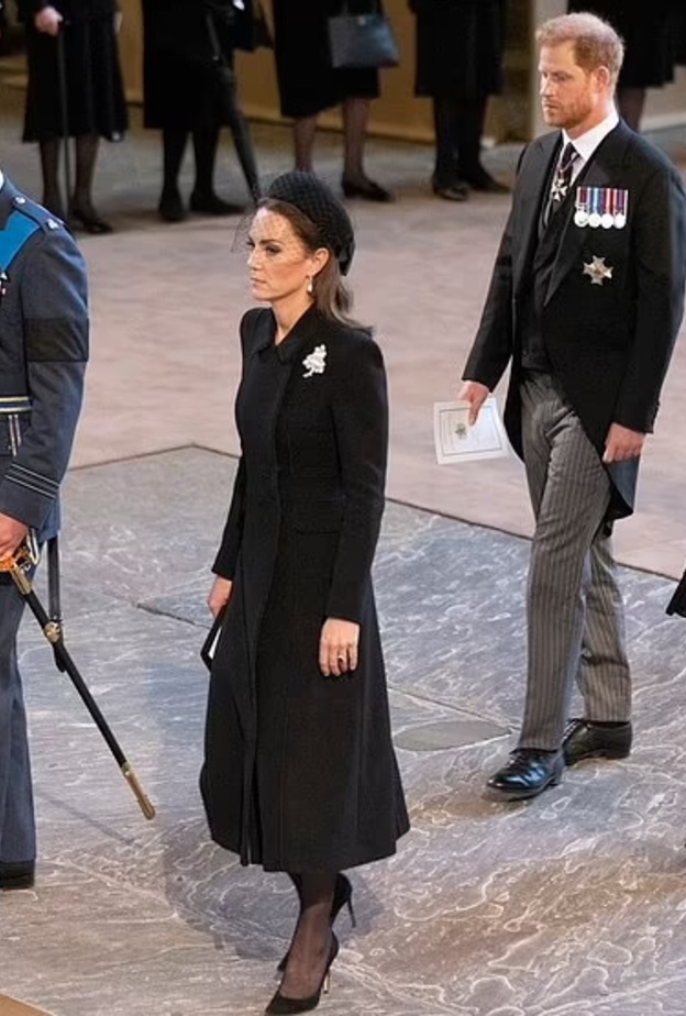 ميغان وهاري انضما إلى أفراد العائلة المالكة على العشاء بعد استقبال جثمان الملكة