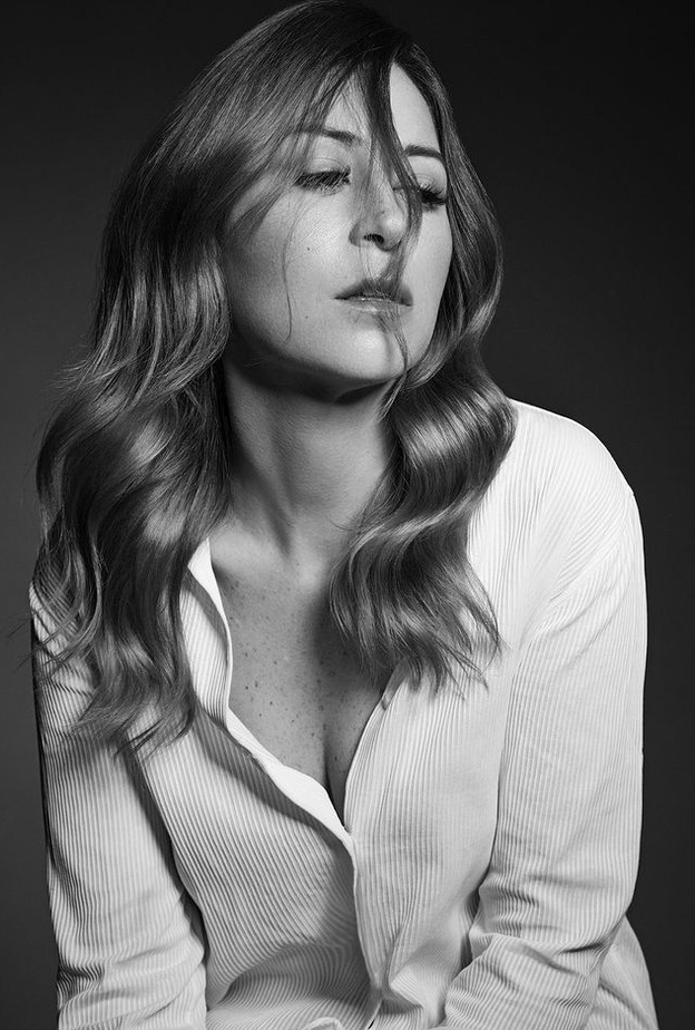 منة شلبي ممثلة تتمتع بإطلالات لافتة أنيقة وجذابة