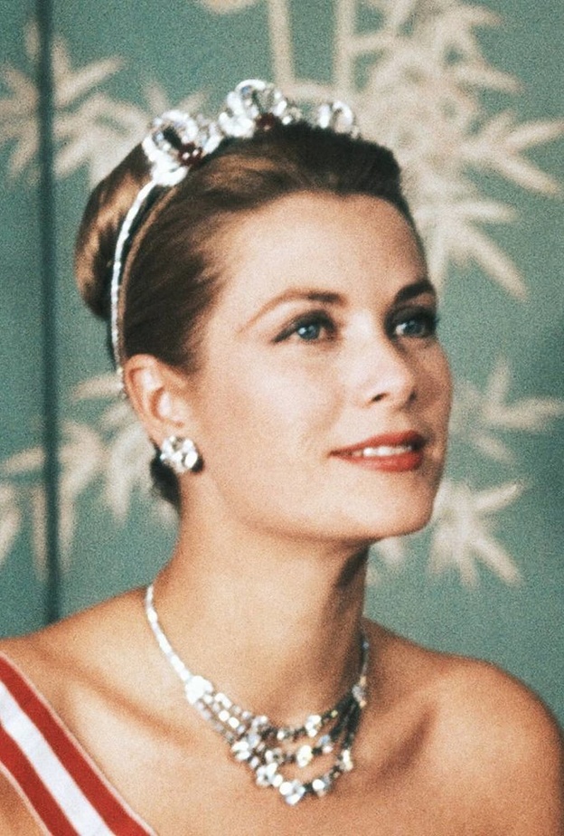 غريس كيلي تتألق بتاج Bains de Mer Tiara المرصع بحجر الياقوت الأحمر