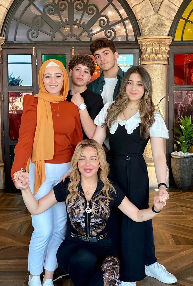 سوزان نجم الدين مع أبنائها