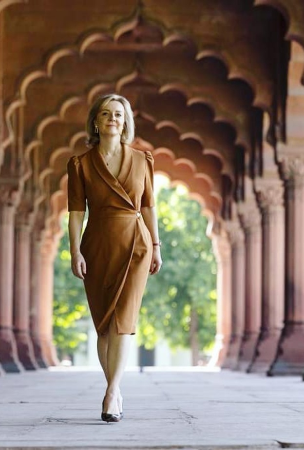 Liz Truss بإطلالة لافتة وأنيقة بفستان ميدي هافان مع فتحة جانبية لافتة