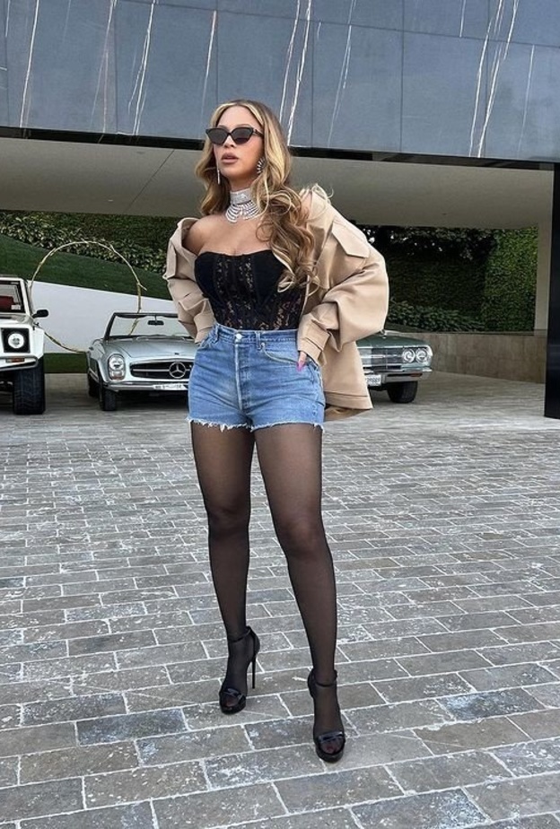 إطلالة لBeyonce شيك لافت باللّون الأسود والأبيض