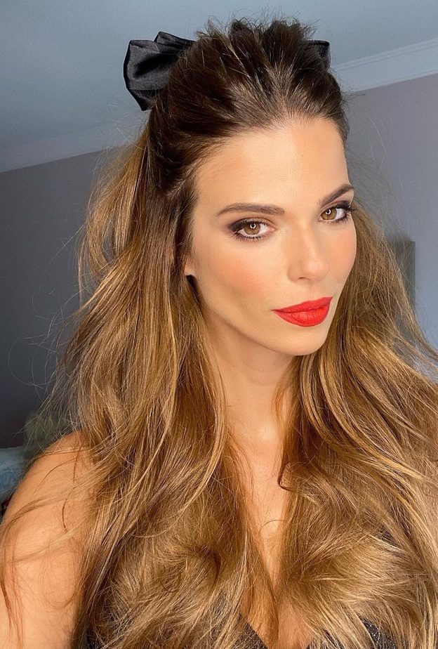 تسريحات سهلة وأنيقة للشعر الطويل وخطوات تطبيقها بأسلوب Larissa Gacemer ..بالفيديو