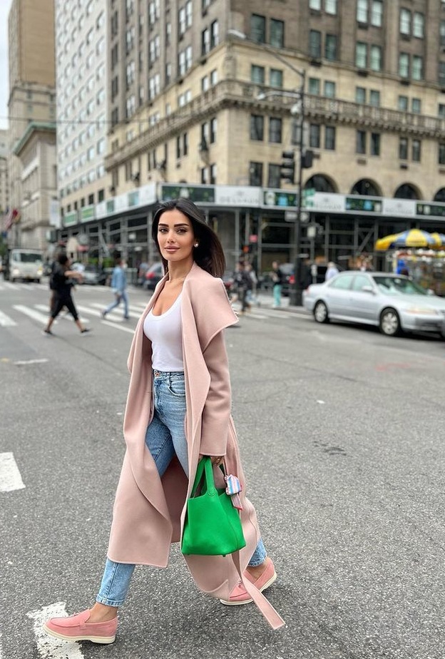 جيسيكا عازار بإطلالة كاجوال تناسب الموسم المقبل