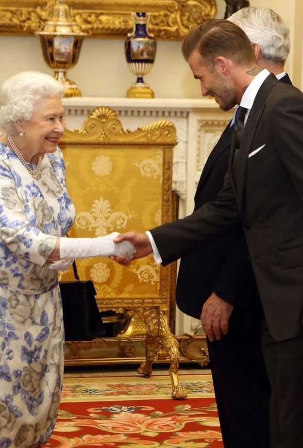 ديفيد بيكهام والملكة إليزابيث الثانية