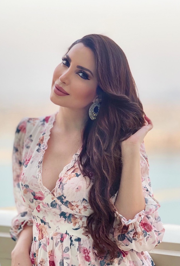 نسرين طافش بأقراط دائرية ضخمة التصميم