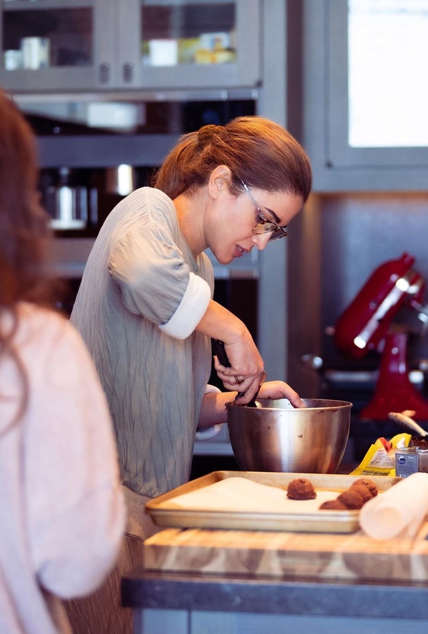 ولي عهد الأردن ينشر صورة عفوية لوالدته الملكة رانيا في المطبخ