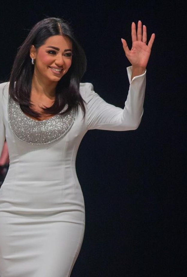 "رحمة رياض" بفستان ناعم باللون الأبيض بحفلها في الطائف