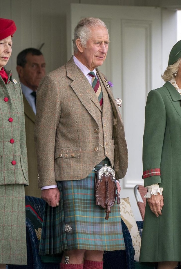 بالتنورة الاسكتلندية.. الأمير تشارلز  يحضر افتتاح تجمع برايمار Braemar Royal الملكي