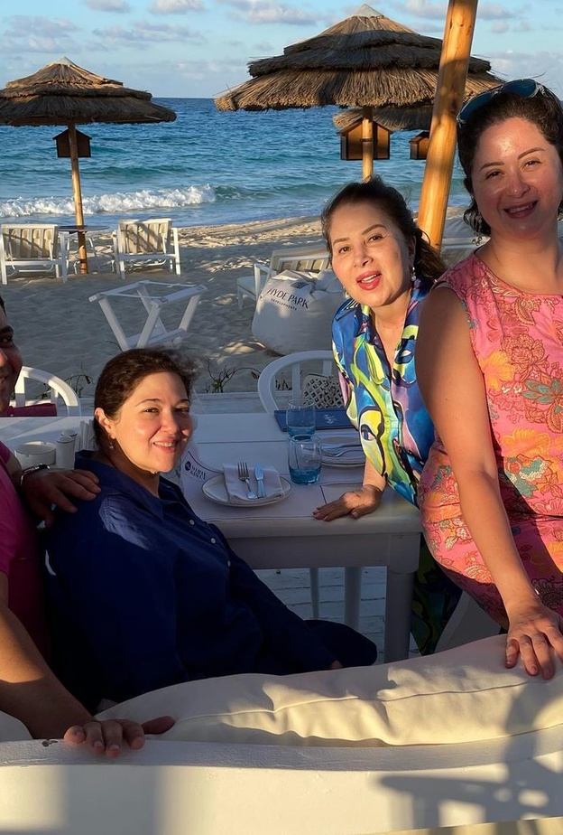 سرة الراحل نور الشريف تستجم على البحر