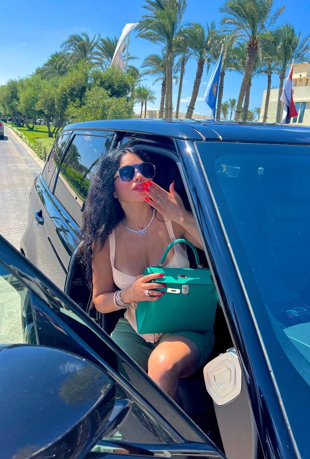 هيفاء وهبي تجمل معها حقيبة هيرمس Hermès