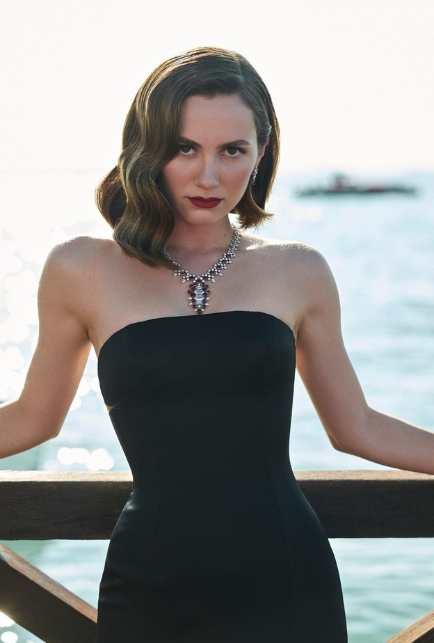 مود أباتاو Maude Apatow بقلادة فاخرة من توقيع كارتييه Cartier