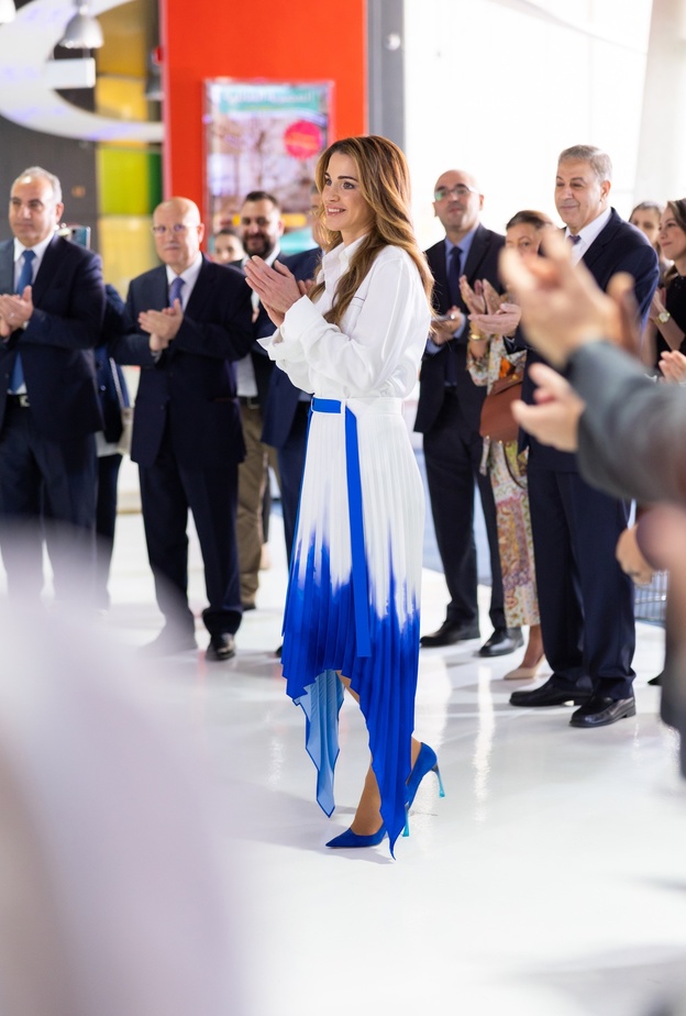الملكة رانيا تعود لموضة تنانير البليسيه بتجدّد وأناقة استثنائية