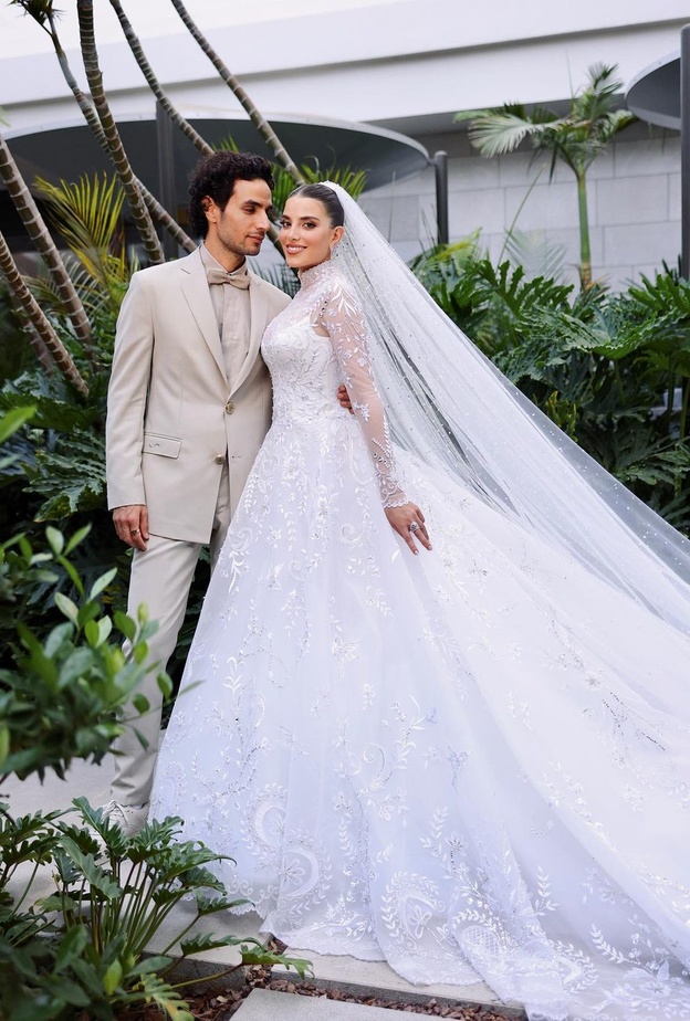 سينتيا صموئيل وآدم بكري يحتفلان بزواجهما بحفل زفاف ضخم ..شاهدوا رومانسيتهما وأناقة العروس بفستان كلاسيكي 