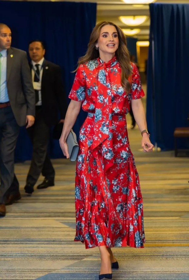 صور الملكة رانيا في إطلالة غير متوقعة وللمرة الأولى بهذه النقشة