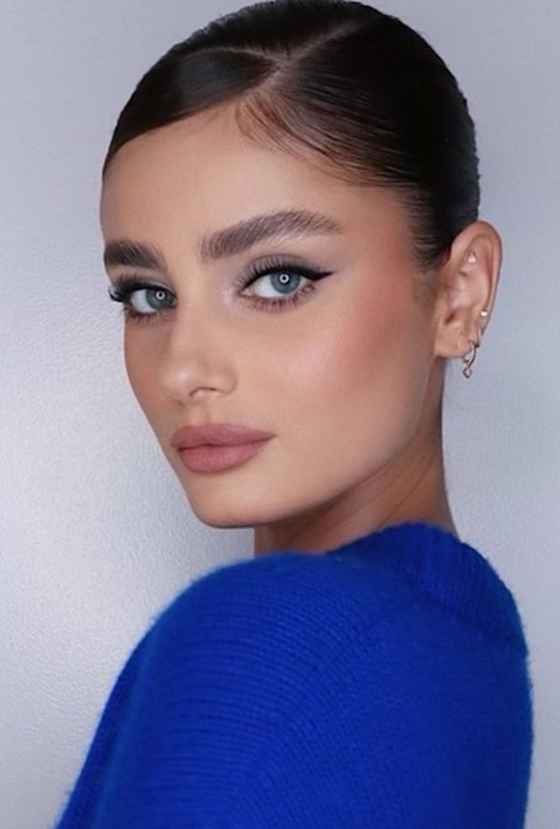 مكياج ناعم يناسب المرأة العاملة إعتمديه بالخطوات من وحي Taylor Hill