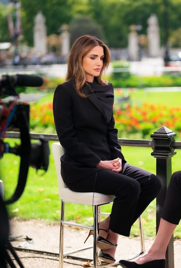 الملكة رانيا بإطلالة باللّون الأسود لافتة خلال مقابلة لها أجرتها في لندن