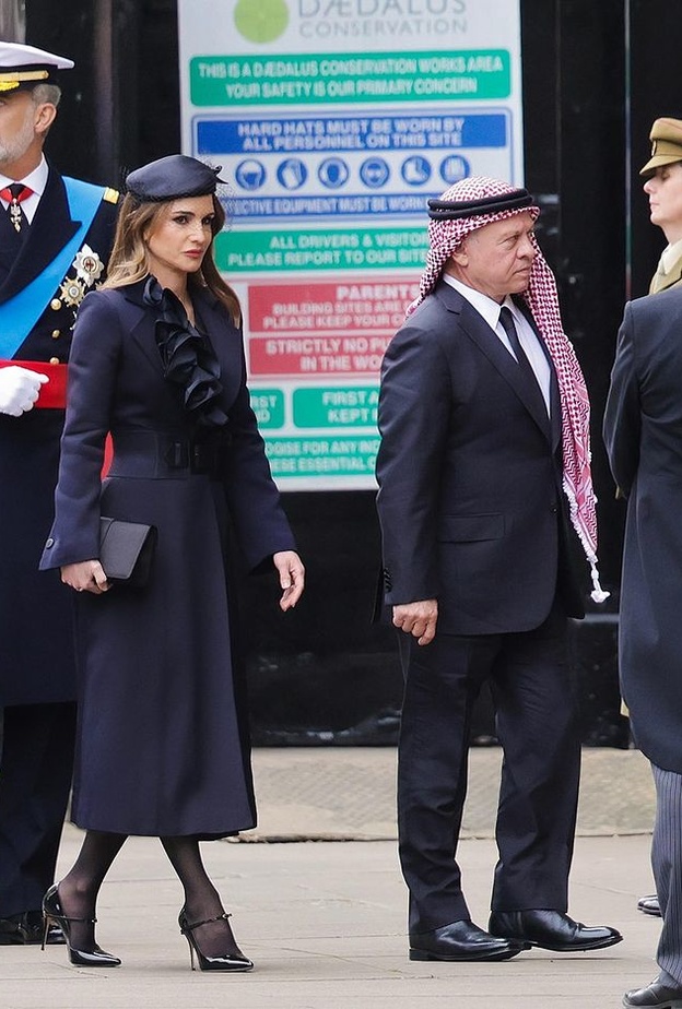 إطلالة الملكة رانيا مع الملك عبدالله الثاني في يوم وداع الملكة إليزابيث الثانية 