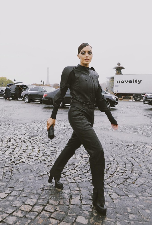 بالصور أجدد إطلالات متابعات الموضة الكاجوال في شوارع باريس