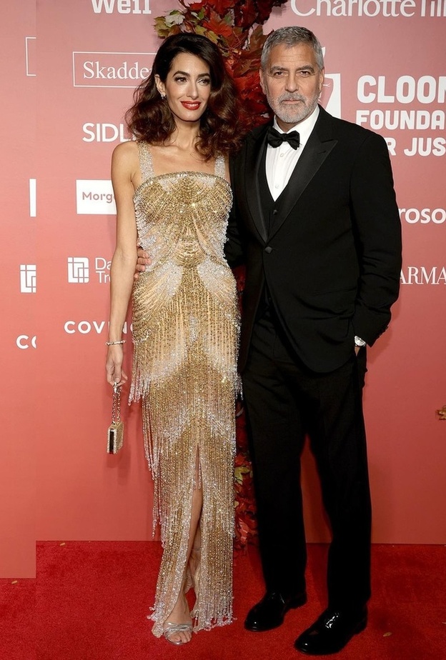 إطلالة ذهبية مميزة لـ أمل كلوني برفقة زوجها في حفل Albie Awards ..إليكم تفاصيلها