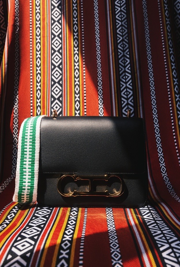 CH CAROLINA HERRERA تتعاون مع فنانة سدو سعودية للاحتفال باليوم الوطني السعودي