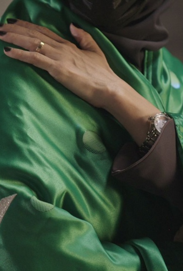 "صوت العلم": أول علم قابل للارتداء يُمكّن ذوي الإعاقة السمعية من الإحساس بنغمات النشيد الوطني السعودي عند احتضان العلم