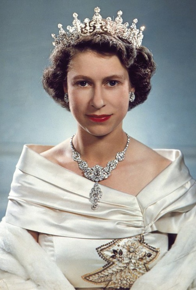الملكة إليزابيث مصدر إلهام لمصممي الأزياء