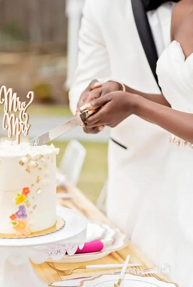 أشياء يجب أن توضع في الاعتبار عند اختيار كعكة الزفاف