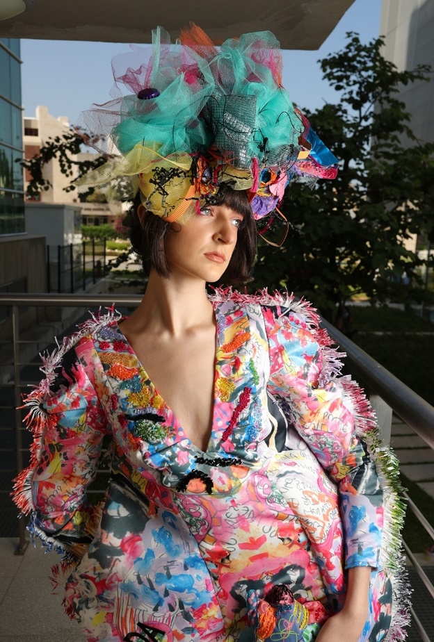 المصممة الشابة اللبنانية نور تقي الدين تبتكر فناً قابلاً للارتداء وتبهر دوناتيلا فيرساتشي