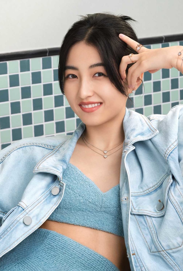 سفيرة علامة شوبارد الجديدة تشانغ زيفينغ تضفي لمسة أنيقة ومحببة على مجموعة My Happy Hearts