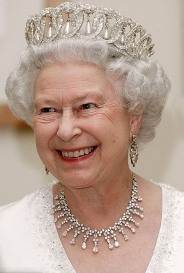 تاج فلاديمير تيارا Vladimir Tiara المرصع باللؤلؤ