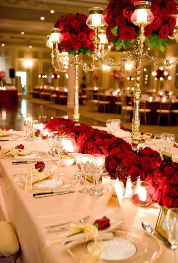 يمكنك إضافة زينة جذابة باللون الأحمر للمقاعد في زفافك باستخدام أشرطة حمراء حريرية أو زهور حمراء جذابة