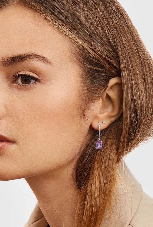 احصلي على إطلالة يومية ساحرة مع الأقراط المرصعة بالجمشت