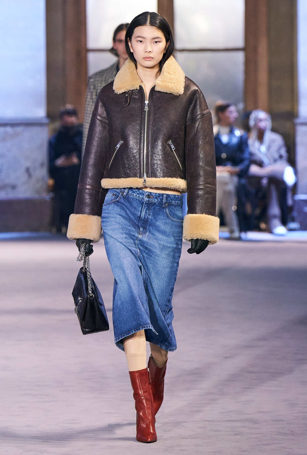 تنانير الجينز مستمرة في خريف 2022 بتصاميم كاجوال وشبابية