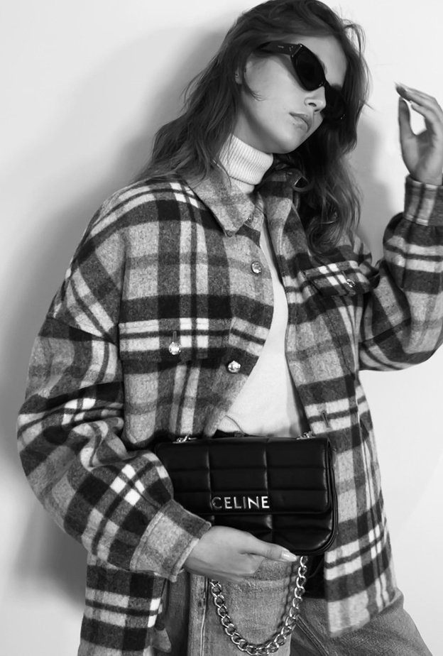 ليسا بإطلالة كاملة بالدنيم مع سنيكرز أبيض نسقت معها حقيبة Matelassé Monochrome من Celine