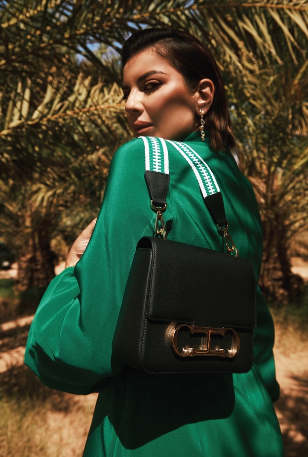 Desert Garden .. جلسة تصوير خاصة مع "كارولينا هيريرا" والمهندسة السعودية الشابة نوف المنيف