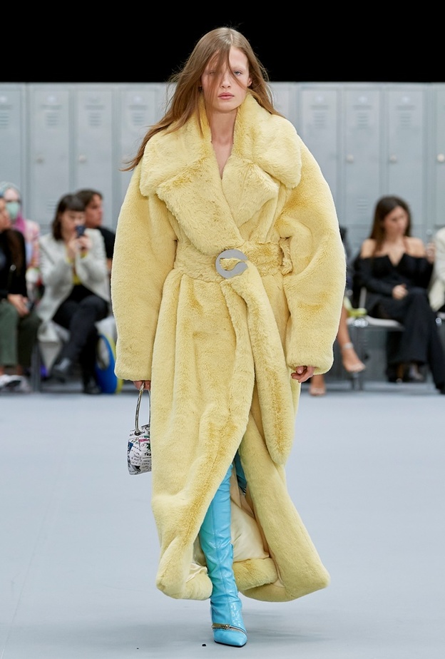 إطلالات مشرقة بالأصفر على خشبات عروض خريف وشتاء 2022